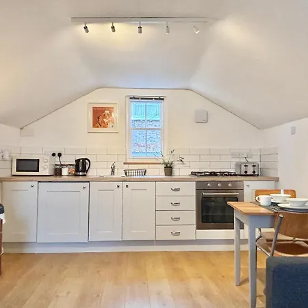 The Coach House, Penzance- Cosy Nook For 2
